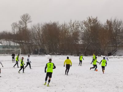Откопай — потом забивай: заключительный футбольный матч павловское «Торпедо» отыграло на снегу