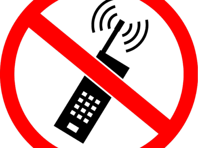 В школах запретили использовать мобильные телефоны на уроках