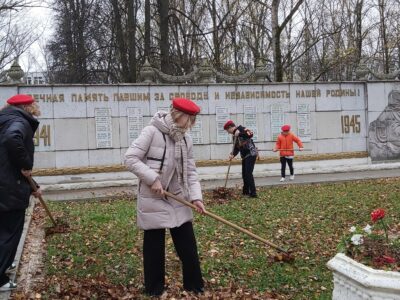Юнармейцы Павловского округа навели порядок у мемориалов